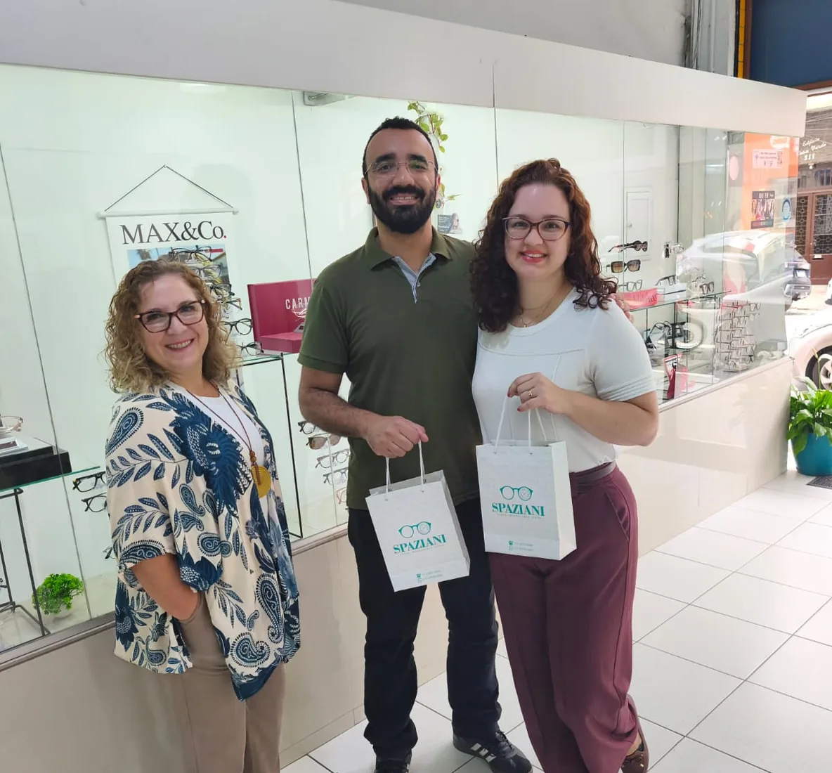 Clientes felizes com sacolas da Spaziani