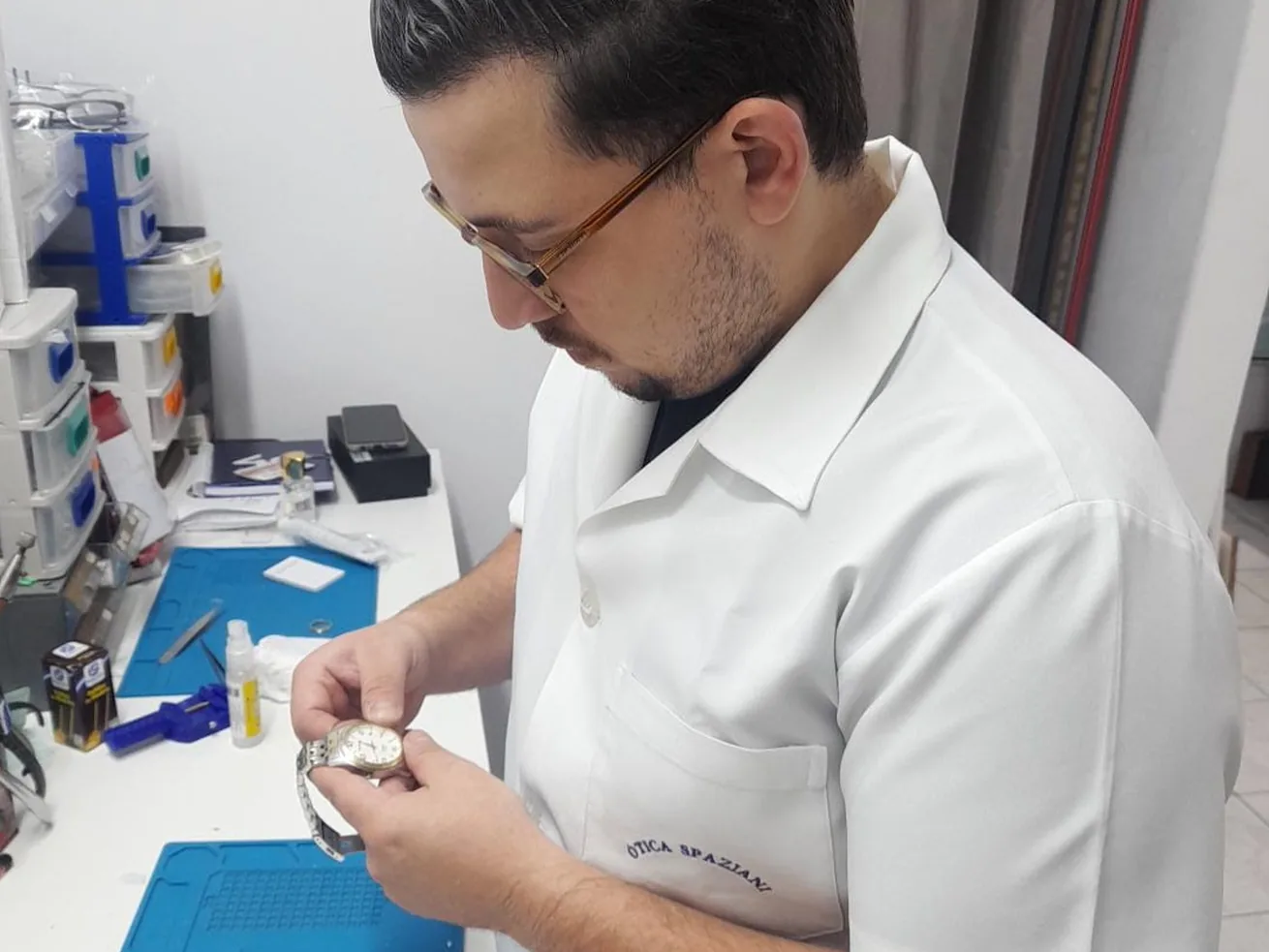Relojoeiro da Spaziani consertando um relógio